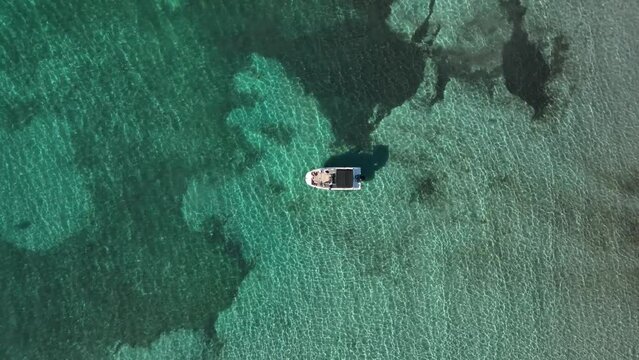 Toma cenital de barco en aguas cristalinas
