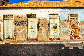 Sanierungsstau in Mindelao auf der Insel Sao Vicente am Beispiel von vier Wohnungen mit...