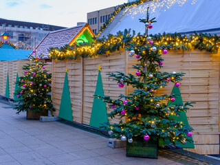 Weihnachtsbäume auf dem Weihnachtsmarkt, Essen, Ruhrgebiet, Nordrhein-Westfalen, Deutschland, Europa