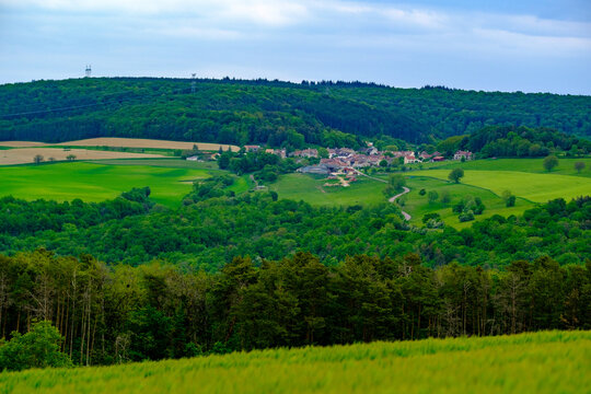 Village adossé à une colline