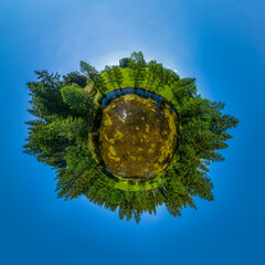 Blick auf einen kleinen Moorweiher bei Goldhasen zwischen Rückholz und Seeg, Little Planet-Ansicht