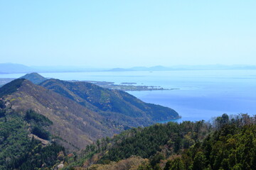 Fototapeta na wymiar 賤ヶ岳山頂付近から見た南方の山本山方面の景色