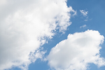 見上げると綺麗な青空