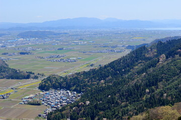 賤ヶ岳山頂から見る山裾の集落と余呉川沿いの田園風景