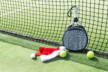 Obraz premium padel racket and santa hat