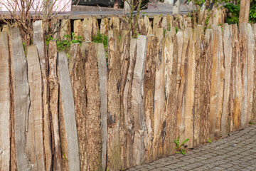 Brauner Bretterzaun aus Holz mit Zaunpfählen, Deutschland - 782933592