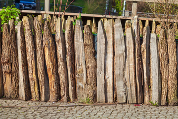 Brauner Bretterzaun aus Holz mit Zaunpfählen, Deutschland - 782933597