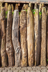 Brauner Bretterzaun aus Holz mit Zaunpfählen, Deutschland - 782933782