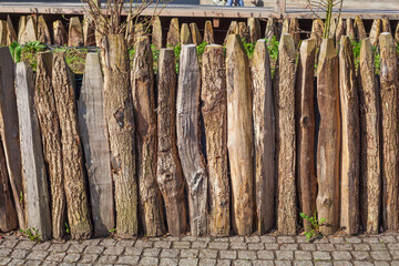 Brauner Bretterzaun aus Holz mit Zaunpfählen, Deutschland - 782933975