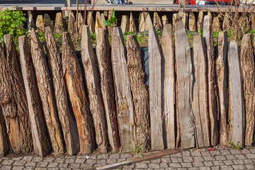 Brauner Bretterzaun aus Holz mit Zaunpfählen, Deutschland