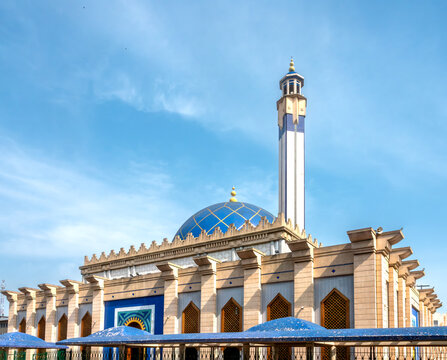 Mosqu&eacute;e Salam du Plateau (Salam mosque) in the plateau district of the city of Abidjan, C&ocirc;te d'Ivoire (Ivory Coast), West Africa