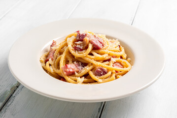 Primo piano di un piatto di deliziosi bucatini alla gricia, pasta tipica della cucina romana, cibo italiano  - 782966580