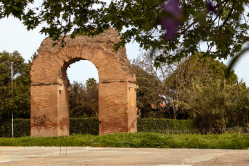 Scorcio antico e arco dell'Acquedotto romano Alessandrino, nel parco di Tor Tre Teste a Roma, Italia - obrazy, fototapety, plakaty