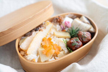 春の美味しい曲げわっぱのお弁当【たけのこご飯】