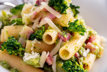 Piatto di deliziosa pasta con broccoli, pancetta e pecorino, cibo italiano  - 783016115