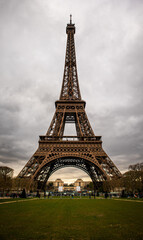 Fototapeta na wymiar Eiffel Tower from the ground with a grey sky