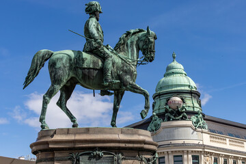 Obraz premium Vienna, Austria A horseback statue of Franz Joseph on Albertinaplatz