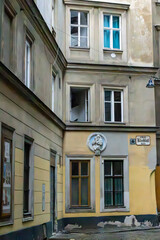 Obraz premium Vienna, Austria A classic old Viennese street called Kleeblatt and a frieze in the innere stadt district.