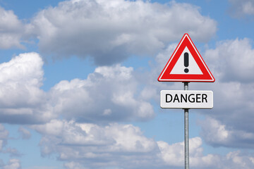 A sign with a exclamation mark warning for a dangerous situation ahead and a smaller sign below with the English word danger on it
