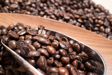 coffee beans in the spoon - 783065176