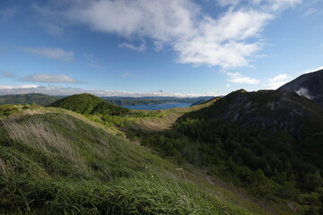 夏の早朝に登った有珠山より望む、緑豊かな景観