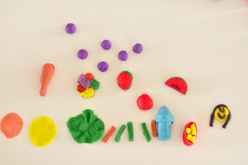 atividade criativa formas de  alimentos feitos com massa de modelar infantil  - obrazy, fototapety, plakaty