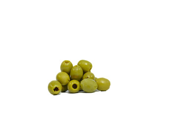 Świeże drylowane zielone oliwki bez pestek na białym tle