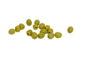 Zielone drÿlowane oliwki leżą na białym tle