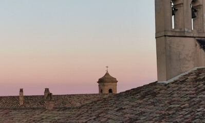 Campanili sui tetti di un antico convento in un borgo medioevale italiano