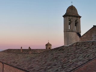 Campanili sui tetti di un antico convento in un borgo medioevale italiano - obrazy, fototapety, plakaty