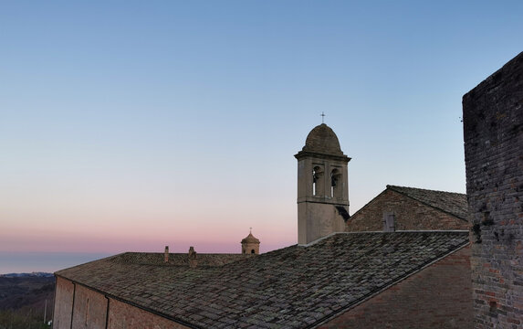 Campanili sui tetti di un antico convento in un borgo medioevale italiano