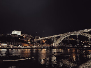 Fototapeta na wymiar Porto bridge over the river at night