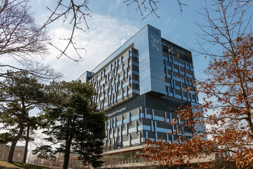 Obraz premium exterior of Hennick Bridgepoint Hospital located at 1 Bridgepoint Drive (near Don River, Broadview Avenue and Gerrard Street East) in Toronto, Canada