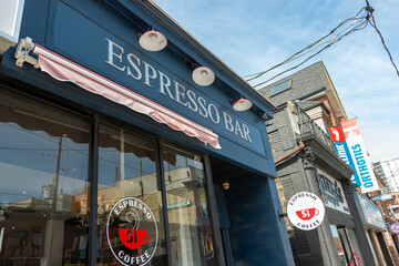 Fototapeta premium exterior building and sign of Si Espresso & Pasticceria Bar, located at 748 Broadview Avenue in Toronto, Canada