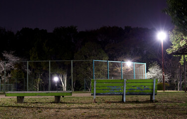 夜の静かな公園のグランドの風景