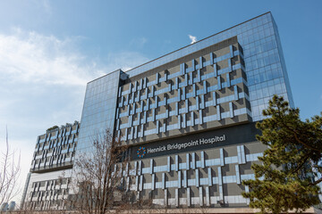 Obraz premium exterior of Hennick Bridgepoint Hospital located at 1 Bridgepoint Drive (near Don River, Broadview Avenue and Gerrard Street East) in Toronto, Canada