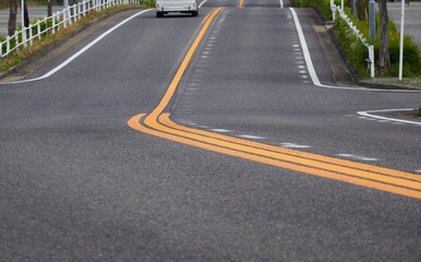 日本の街の道路のカーブの様子