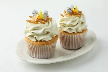 Gordijnen Tasty Easter cupcakes with vanilla cream on white table © New Africa