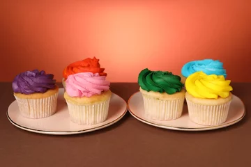 Schilderijen op glas Delicious cupcakes with bright cream on color background © New Africa