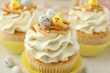 Rolgordijnen Tasty Easter cupcakes with vanilla cream on table, closeup © New Africa