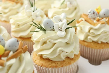 Gordijnen Tasty Easter cupcakes with vanilla cream in box, closeup © New Africa