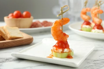 Schilderijen op glas Tasty canape with shrimp, vegetables and cream cheese on white marble table, closeup © New Africa
