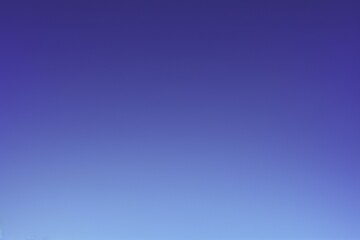 Obraz premium Serene Gradient Blue Sky Background, Light to Dark, Elegant Atmosphere for Text, High-Resolution Detail