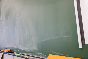 教育学校の黒板　文字の微かに残った黒板