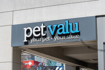 Fototapeta premium exterior building and sign of pet valu, a pet supply store, located at 11 Lower Simcoe Street in Toronto, Canada