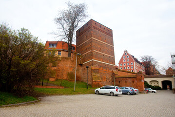 Krzywa wieża - średniowieczna baszta miejska służąca do obrony oraz zabytkowy spichrz, Toruń,...