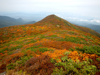 船形山の十月の紅葉 薬師森