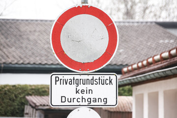 Verkehrszeichen verbietet Durchfahrt an einem Privatgrundstück - obrazy, fototapety, plakaty