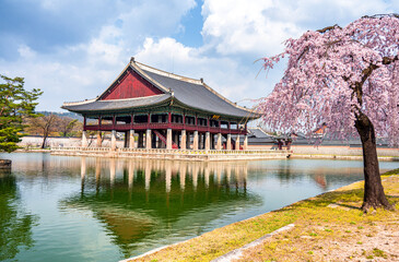 Fototapeta premium pavilion in the garden, Gyeongbokgung palace, Seoul, South Korea.