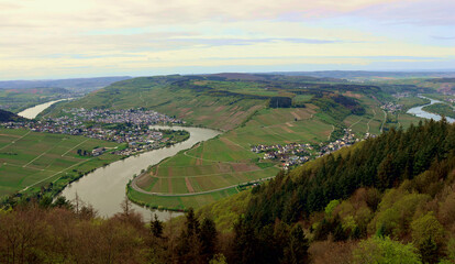 Die Orte Mehring (links) und Pölich (rechts) an der Mosel. Aussicht vom Aussichtsturm...